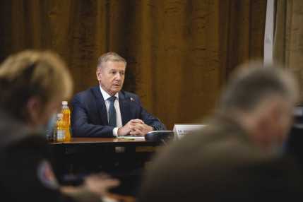 605d84e6bad7b120559303