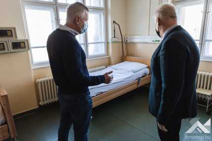 Megyunk_Tovabb_Elore_Alapitvany_agyat_adomanyoz_a_Honvedkorhaznak_20211217_06 copy