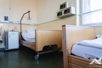 Megyunk_Tovabb_Elore_Alapitvany_agyat_adomanyoz_a_Honvedkorhaznak_20211217_09 copy